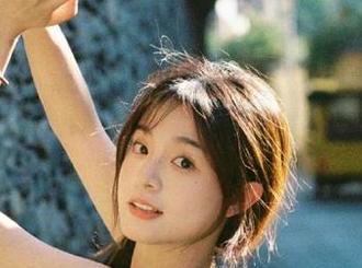 秀人网 – 爱酱里泳衣写真：在线分享她最诱人的美图瞬间.txt