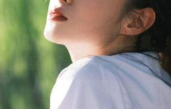 秀人网 – 谢小蒽的透明写真全集：细腻纹理中绽放个性的独特魅力.txt