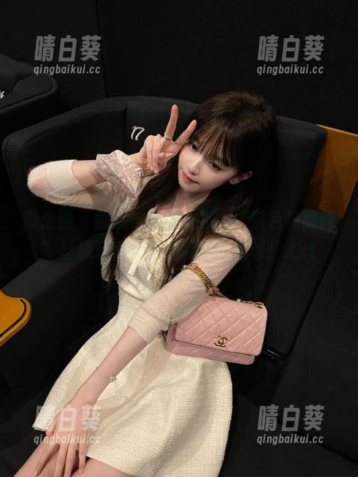 微密圈 - 细腻与柔美并存，“紫色哒豚豚”丝袜写真套图引爆你的眼球！.txt