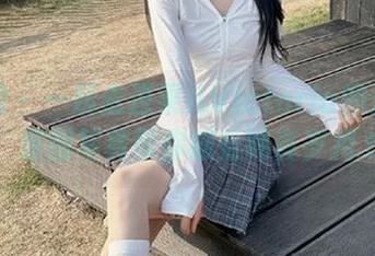 网红馆 – 一起走进果儿Victoria的温柔幻想，原图写真带你感受纯真岁月.txt
