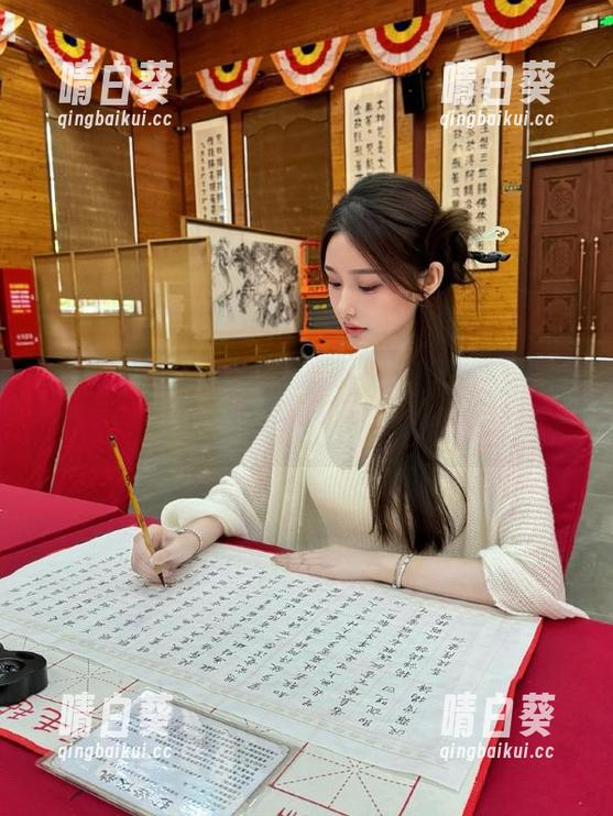 美媛馆 - 小尤奈制服图包精选，展示她的梦幻校园与青春时光.txt
