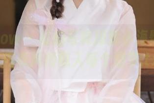花漾show – 私拍写真探索小海臀Rena，内衣风情融入每个细节.txt