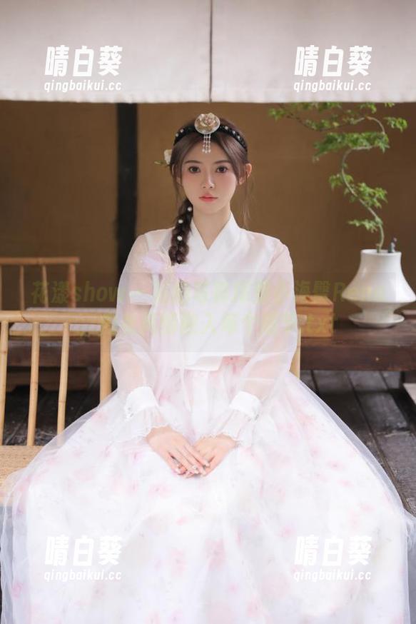 花漾show - 私拍写真探索小海臀Rena，内衣风情融入每个细节.txt