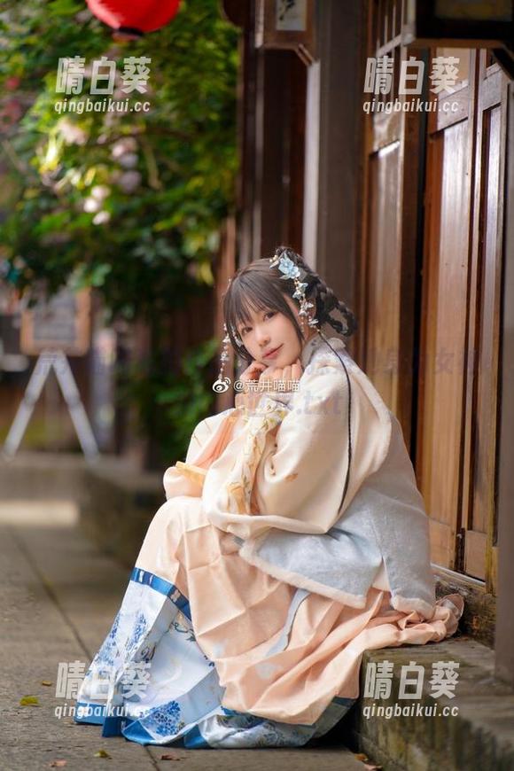 荒井喵喵私拍作品分享，探索她身为女神的内心世界.txt