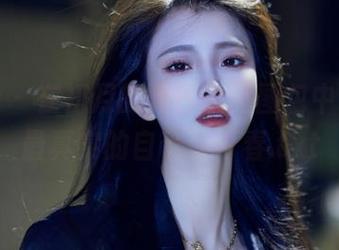 蜜桃社 – 在初月的夏日私拍图包中，遇见最真实的自己与青春.txt