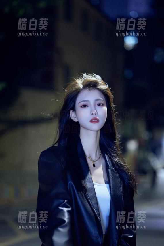 蜜桃社 - 在初月的夏日私拍图包中，遇见最真实的自己与青春.txt