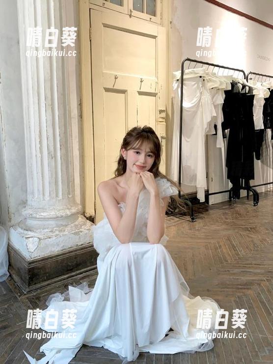袜啵啵 - 水手服写真大放送，泡芙的精彩作品免费下载，绝对不容错过.txt