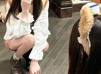 语画界 – 小尤奈的白色套图私拍，展现了无与伦比的可爱自黑.txt