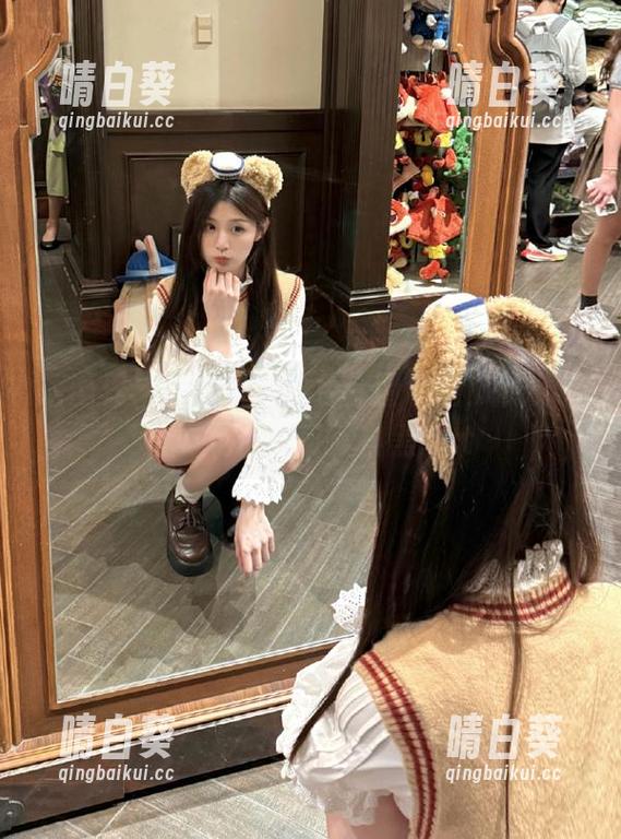 语画界 - 小尤奈的白色套图私拍，展现了无与伦比的可爱自黑.txt