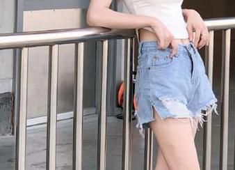 语画界 – 恶搞到底，豆瓣酱的无圣光图集和吊带写真让人无法直视.txt