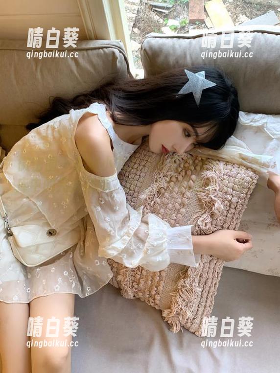 微密圈 - 软妹小九九肉丝蓝高跟在高清图库中的完美演绎，展现女性的独特韵味.txt