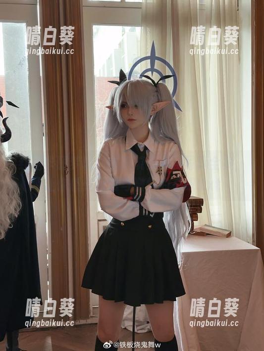 红裙华丽梦境：铁板烧鬼舞w写真全集，让你感受浪漫与激情的交织.txt