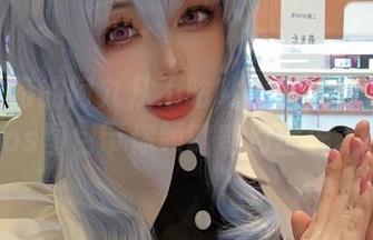 风格独特的阿九从不咕咕(九言)：纳西妲cos图包带你领略奇幻世界.txt