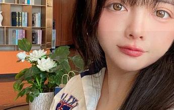 细腻的丝袜艺术：阿寨寨带来的全新写真原图体验.txt