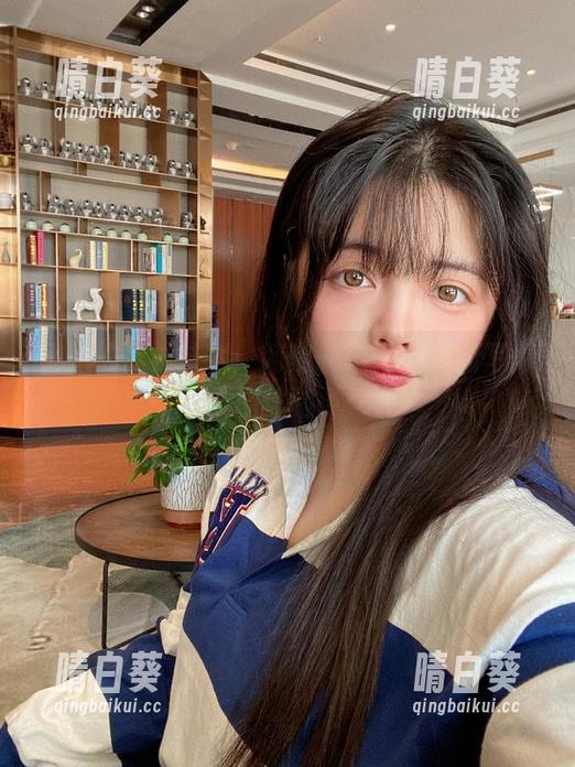 细腻的丝袜艺术：阿寨寨带来的全新写真原图体验.txt