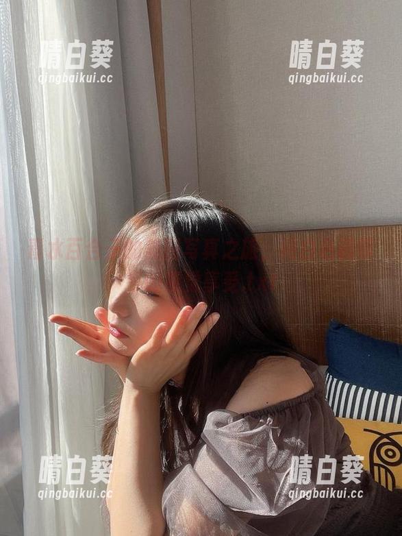 青水百合子的美图写真之旅，纯白色调带来的视觉享受.txt