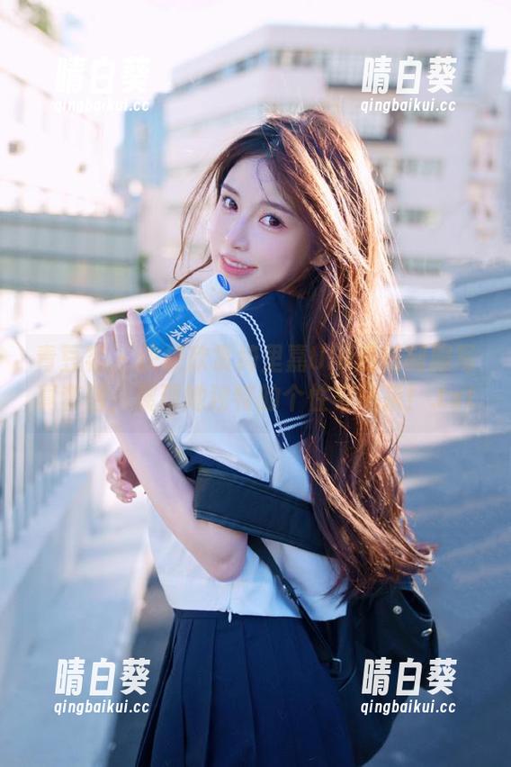 青豆客 - 快来欣赏绮里嘉Ula最新制服写真套图，展现她独特的个性与风采！.txt