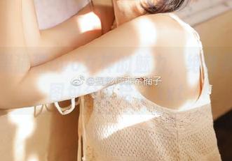 发现黑猫猫ovo女神的魅力，绝佳原图和图包分享给你.txt